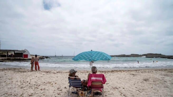 Una playa de Menorca en los primeros días de 'nueva normalidad'.