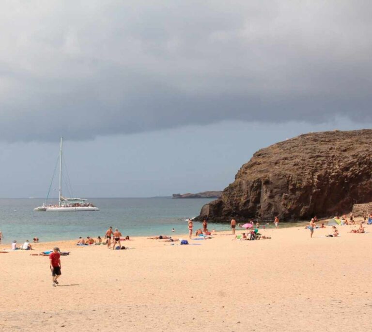 Un hombre da positivo en Lanzarote tras volar desde México y pasar por Barajas