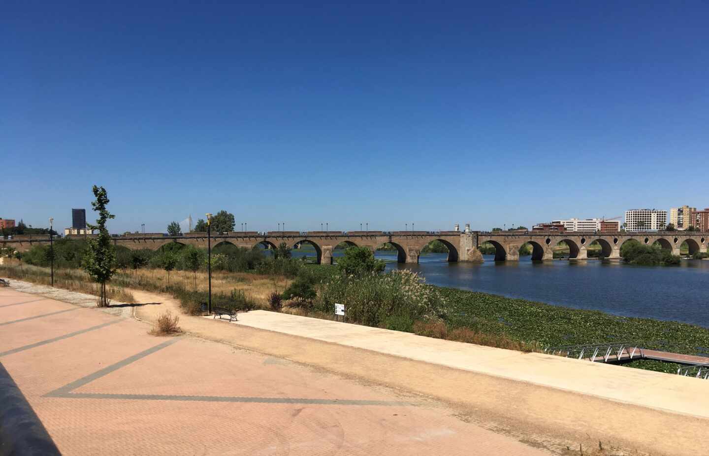 Puente sobre el río Guadiana en Badajoz.