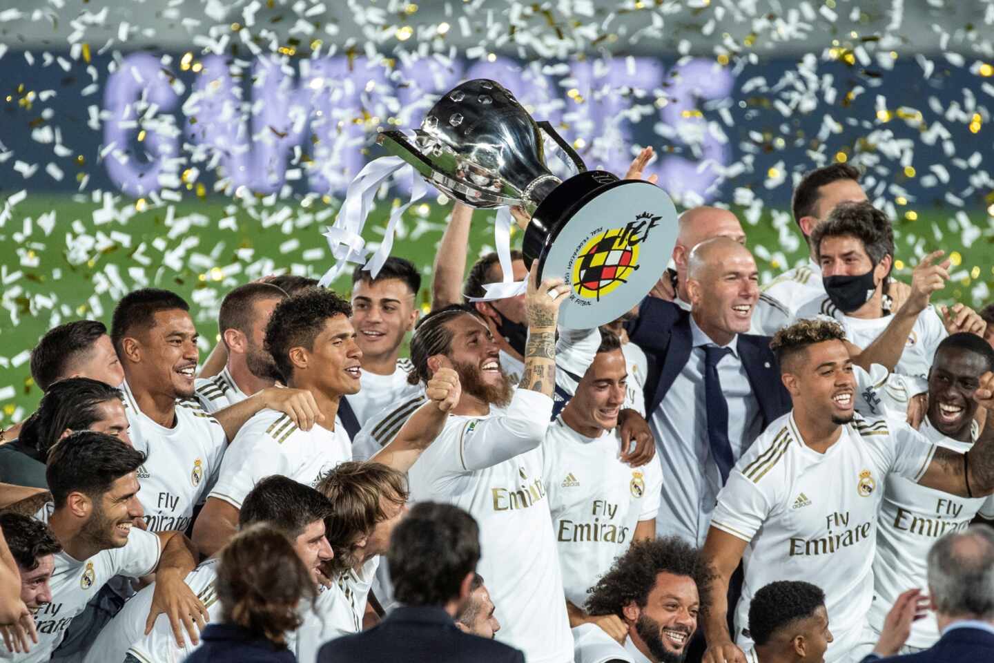 La plantilla del Real Madrid celebra el título de Liga.