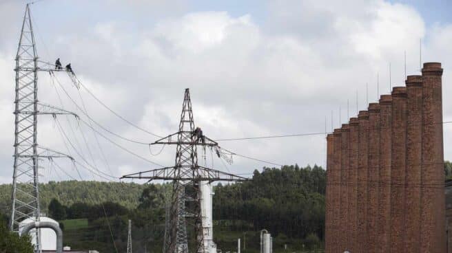 Técnicos de la distribuidora de EDP realizan trabajos en sus redes.