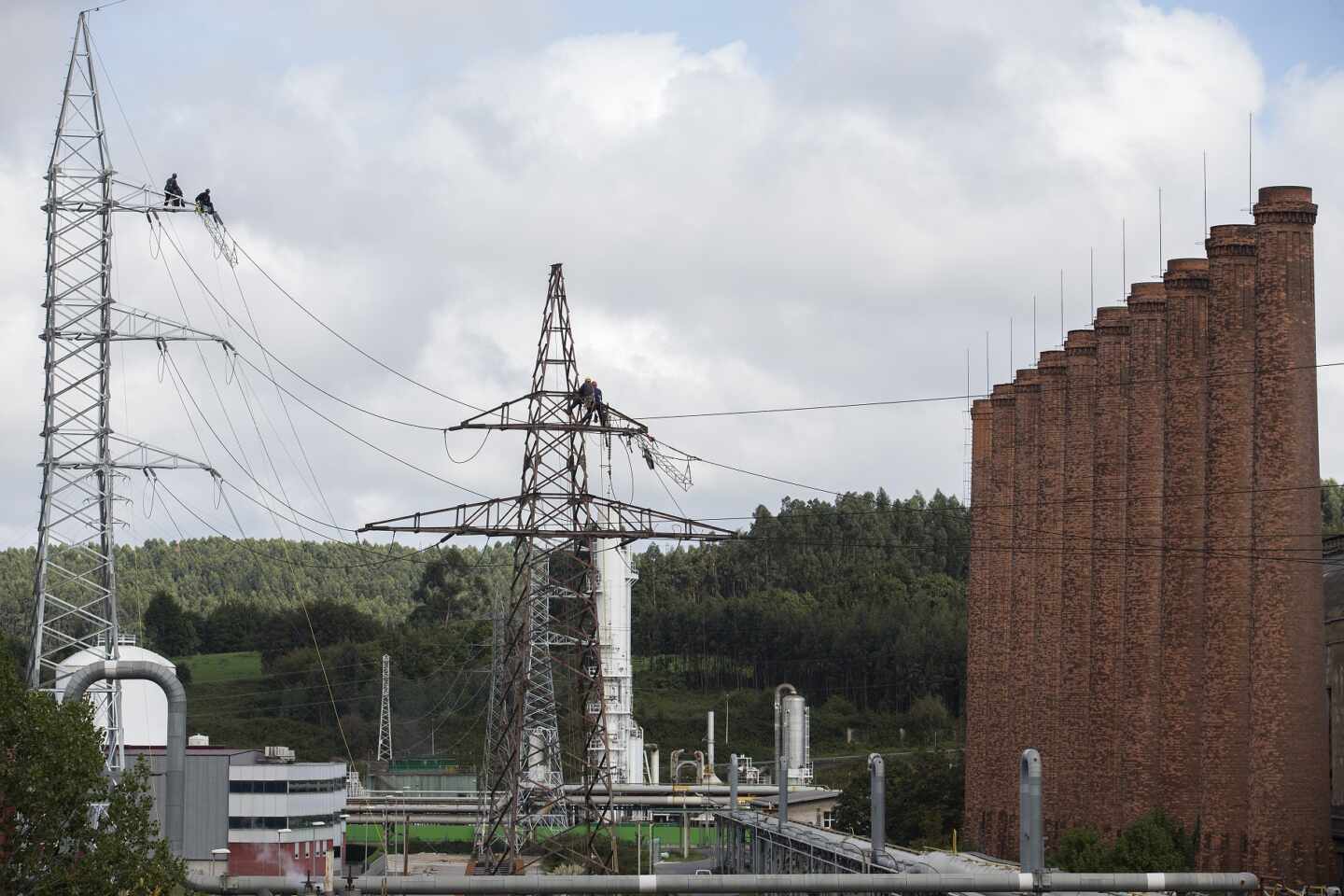 Técnicos de la distribuidora de EDP realizan trabajos en sus redes.