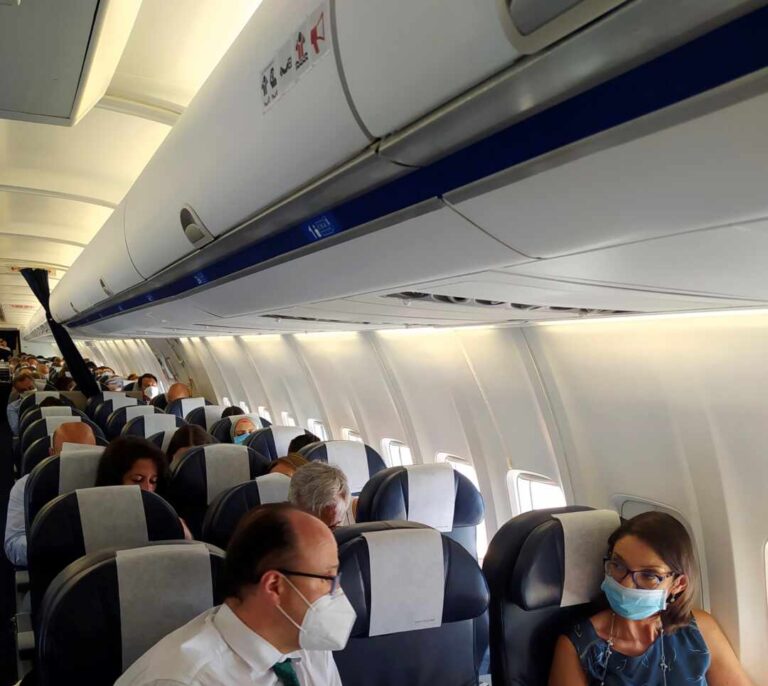 El consejero de Sanidad canario (PSOE) critica que los controles en aeropuertos son "insuficientes"