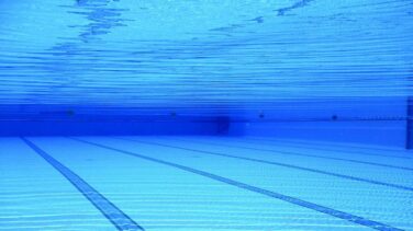 Tres menores detenidos y varios policías heridos durante una pelea multitudinaria en una piscina