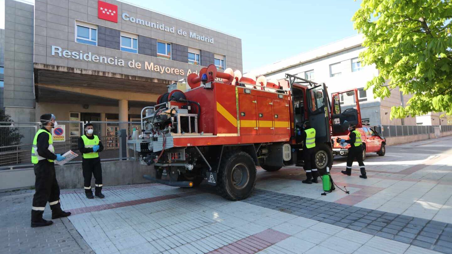 Militares de la UME, en una residencia de mayores de Madrid para realizar tareas de desinfección.