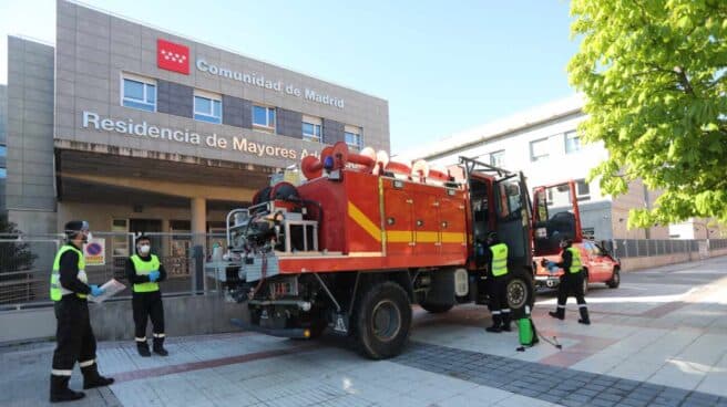El Gobierno aprueba una medalla para los militares e ignora le petición de los policías nacionales Militares de la UME, en una residencia de mayores de Madrid para realizar tareas de desinfección.