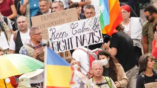 Miles de negacionistas se manifiestan en Berlín sin mascarillas ni distancia social