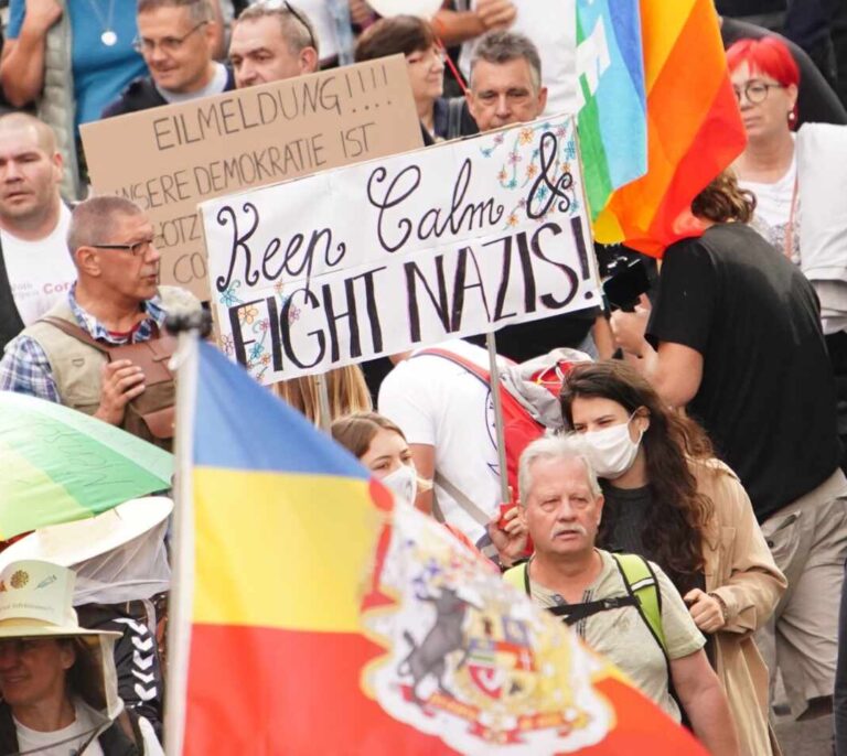 Miles de negacionistas se manifiestan en Berlín sin mascarillas ni distancia social