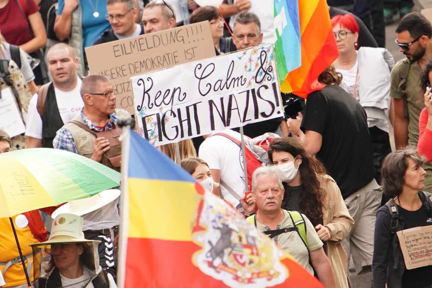 Miles de negacionistas se manifiestan en Berlín sin mascarillas ni distancia social