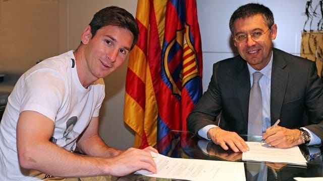 Messi y Bartomeu, durante la firma de la renovación de 2014