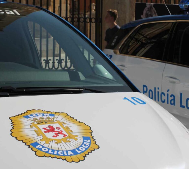 Dos policías de León reciben una paliza al intentar identificar a varias personas sin mascarilla