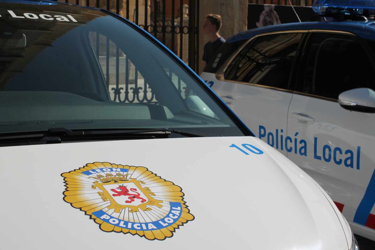 Dos policías de León reciben una paliza al intentar identificar a varias personas sin mascarilla