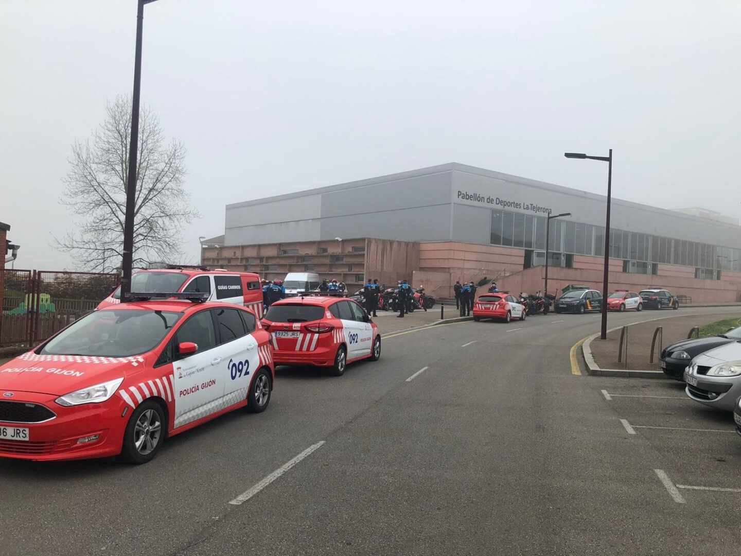 La policía detiene a una joven por agredir a un agente que le ordenó ponerse la mascarilla en Gijón