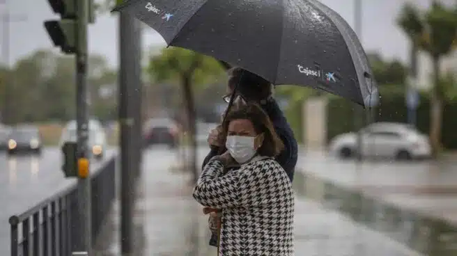 El riesgo por lluvias fuertes y tormentas afectará hoy desde Asturias hasta Andalucía