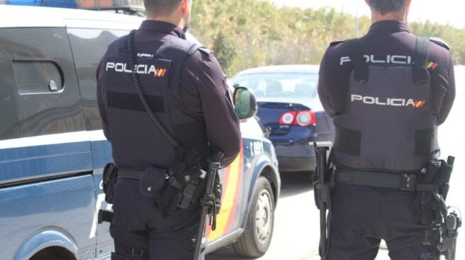 Dos agentes de Policía Nacional.