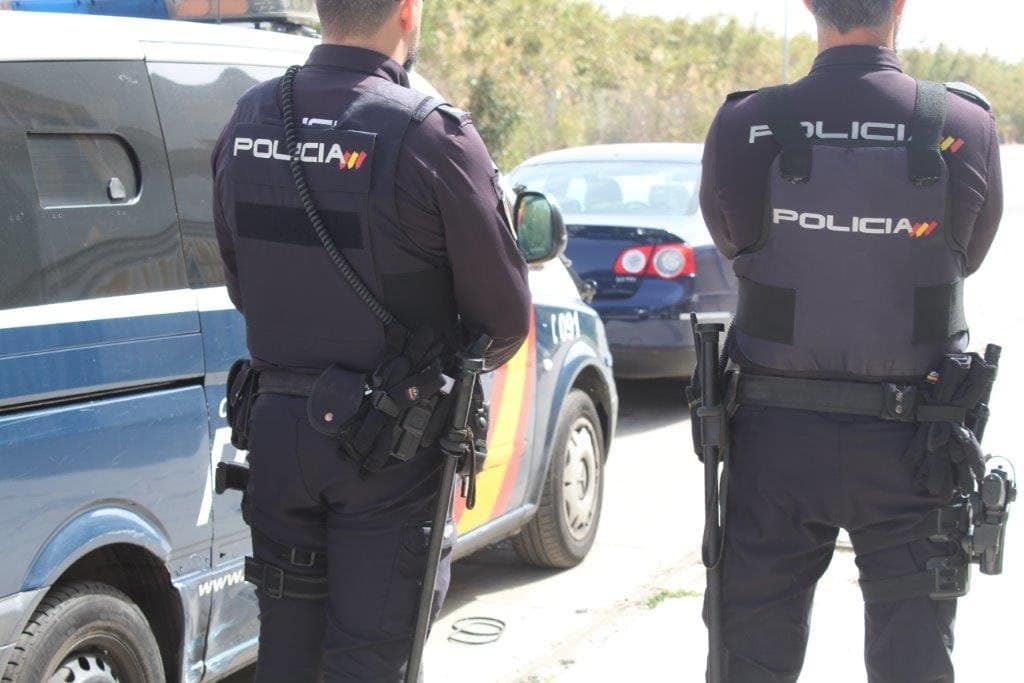 Dos agentes de Policía Nacional.