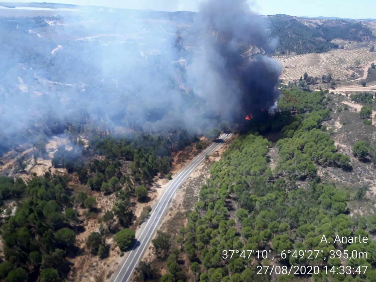 Más de cien efectivos y 19 aeronaves luchan contra el incendio de Almonaster la Real (Huelva)