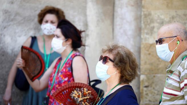 Mujeres se abanican para refrescarse en Córdoba durante la ola de calor de finales de julio