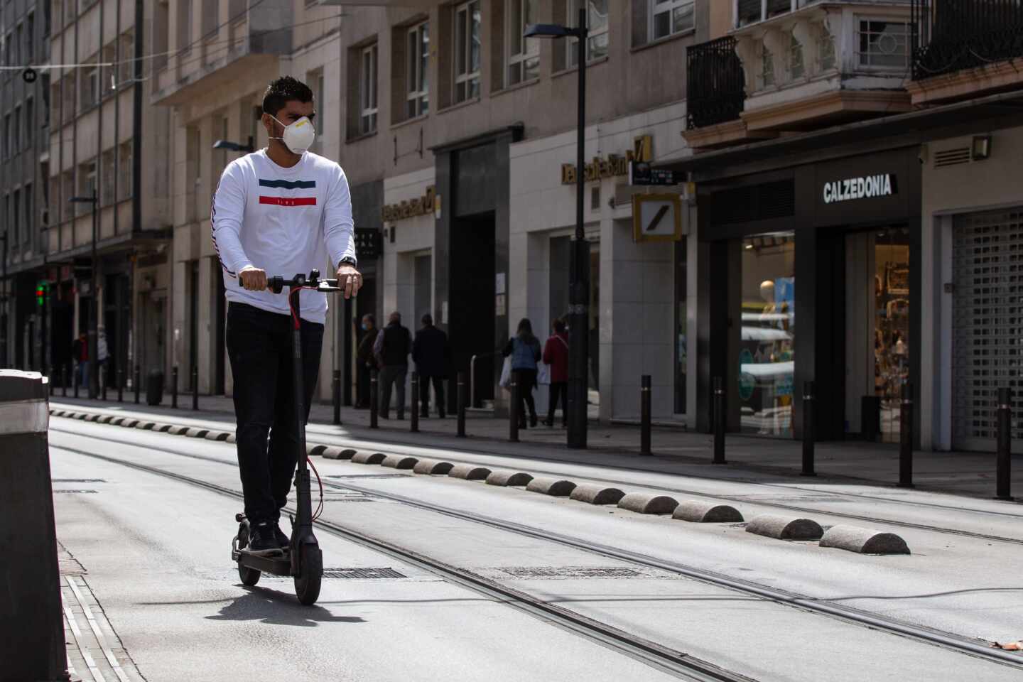 Un hombre monta en patinete.