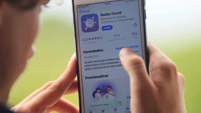 Un usuario descarga la aplicación móvil Radar Covid.