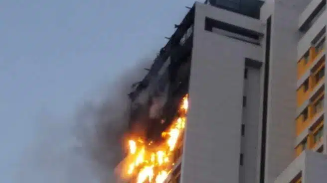 Un aparatoso incendio devora los pisos superiores de un edificio de Madrid