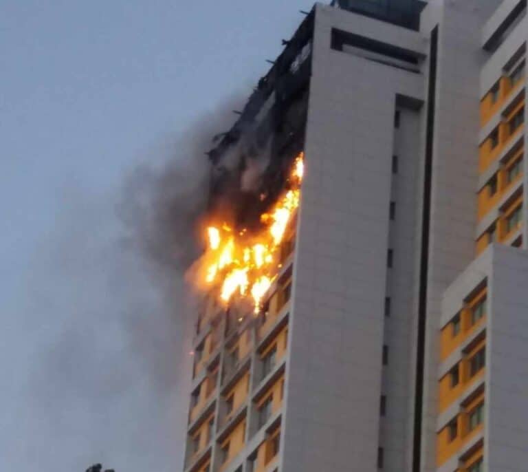 Un aparatoso incendio devora los pisos superiores de un edificio de Madrid