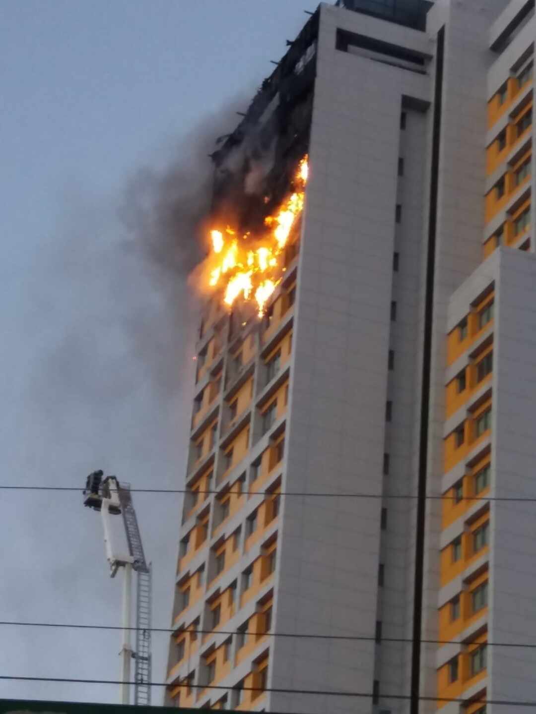 Un aparatoso incendio devora los pisos superiores de un edificio de Madrid