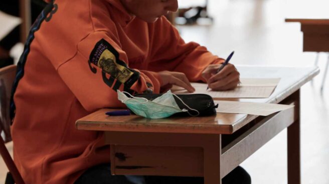 examen adolescente colegio aula mascarilla