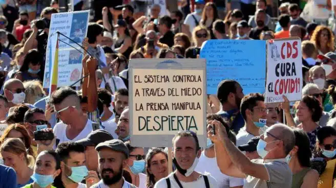 Sin distancia y sin mascarilla: cientos de personas se manifiestan en Madrid contra las medidas antiCovid