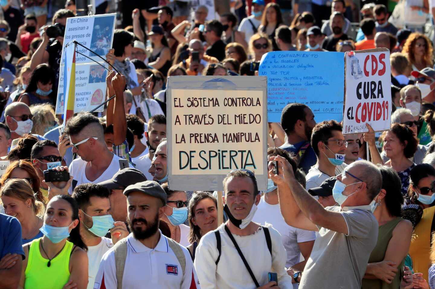 Sin distancia y sin mascarilla: cientos de personas se manifiestan en Madrid contra las medidas antiCovid