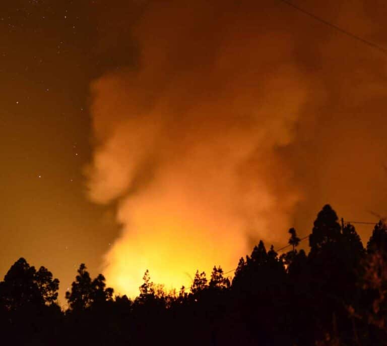 La cifra de vecinos desalojados por el incendio de Garafía (La Palma) asciende a 300 tras evacuar 11 barrios
