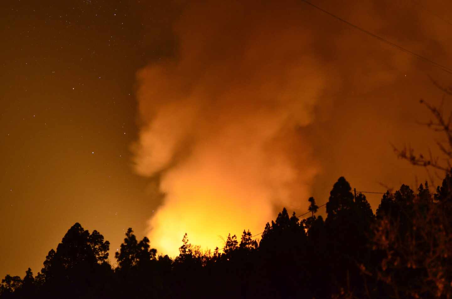 La cifra de vecinos desalojados por el incendio de Garafía (La Palma) asciende a 300 tras evacuar 11 barrios