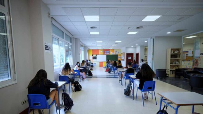 Alumnos de 2º de Bachillerato del Colegio Alameda de Osuna. Alumnos de 2º de Bachillerato del Colegio Alameda de Osuna.