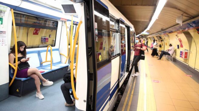 Lamentable discusión en el Metro de Madrid por las mascarillas: "¡Que te tapes la nariz!"