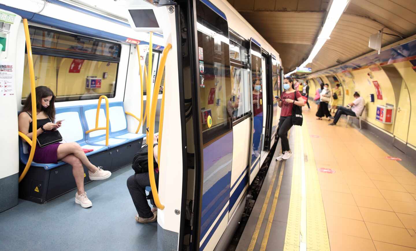 Lamentable discusión en el Metro de Madrid por las mascarillas: "¡Que te tapes la nariz!"