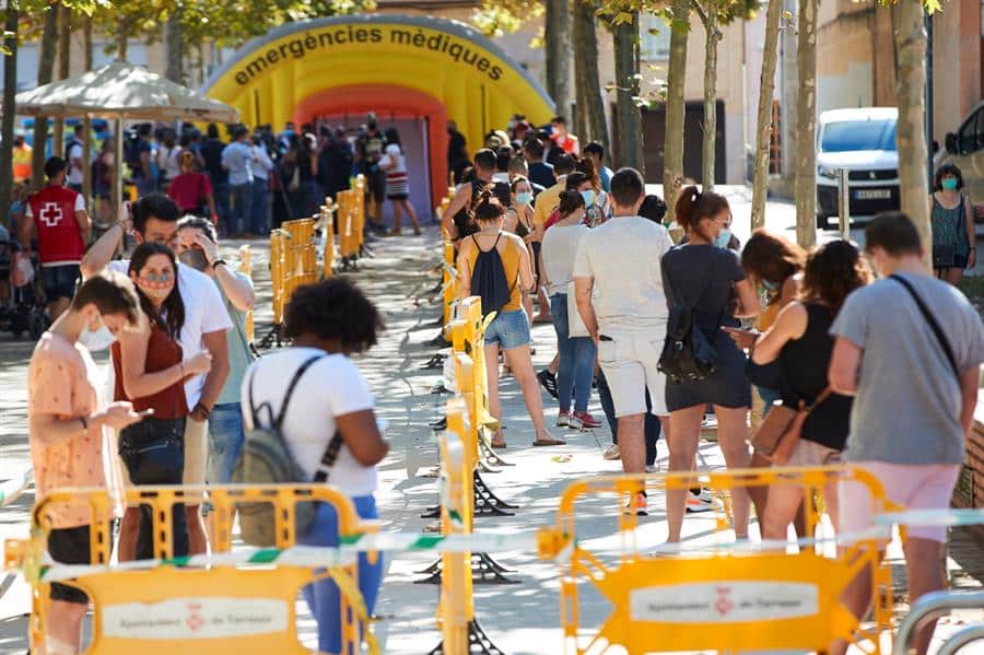 Casi 1.300 contagios más en Cataluña pero descienden los ingresos en 32