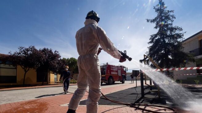 Un bombero desinfecta las calles de Pedrajas de San Esteban (Valladolid)
