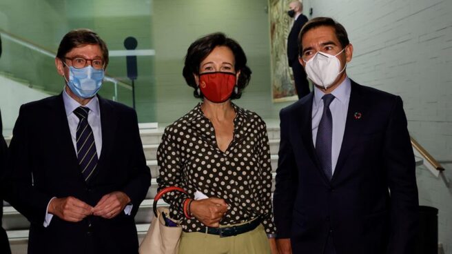 El presidente de Bankia, José Ignacio Goirigolzarri (i), la presidenta del Banco Santander, Ana Patricia Botín (c), y el presidente del BBVA, Carlos Torres (d)