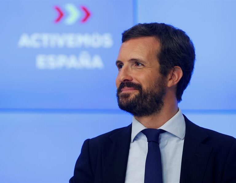 Casado acusa a Sánchez de "lavarse las manos" en plena pandemia: "No hay nadie al timón"