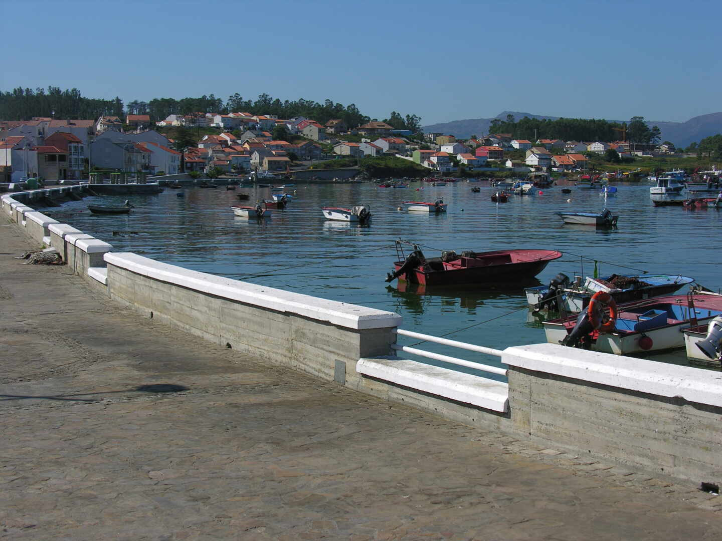 Muere un joven al chocar con su quad contra un escaparate de madrugada en A Illa de Arousa