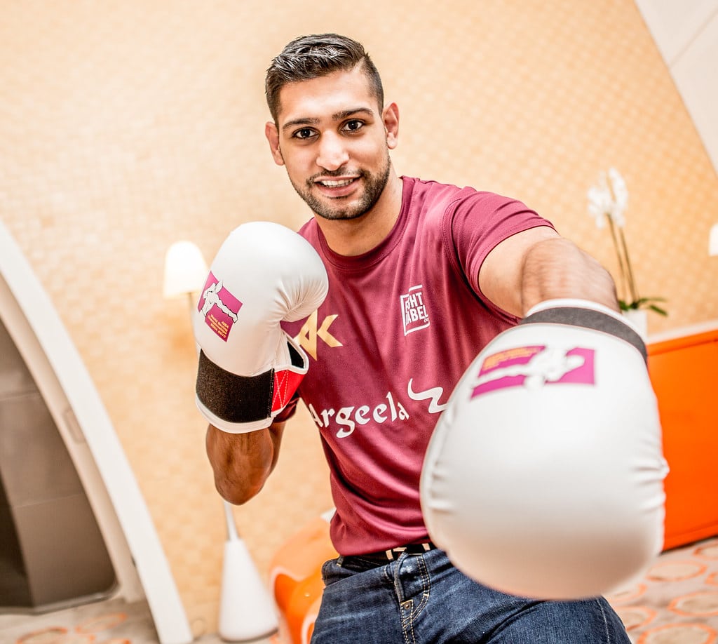 El boxeador y medallista olímpico Amir Khan con unos guantes de boxeo