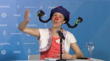 Una payasa en el recuento de muertos: el surrealista show del gobierno argentino
