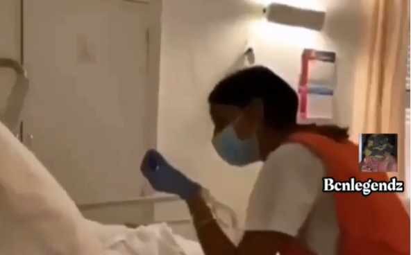 Una empleada increpa a una anciana en la residencia Mossèn Homs, en Terrasa.