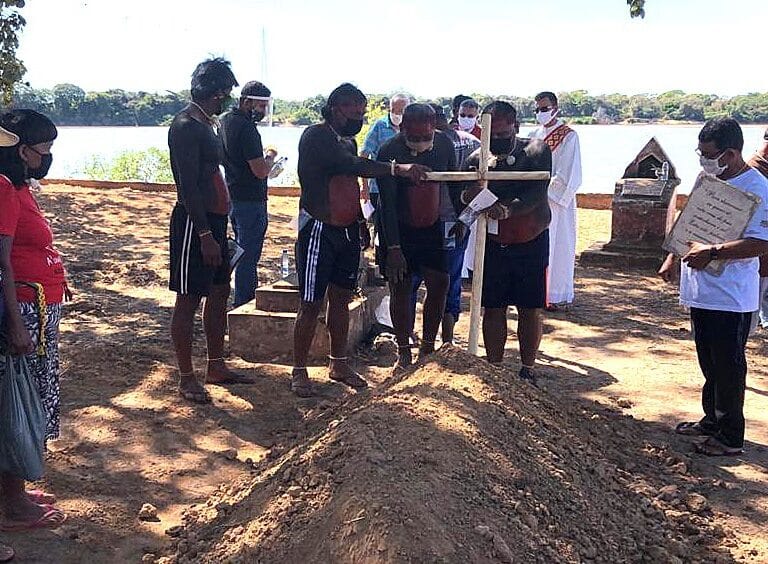 Adiós a 'dom Pedro' Casaldáliga, enterrado bajo un árbol a la orilla del río Araguaia