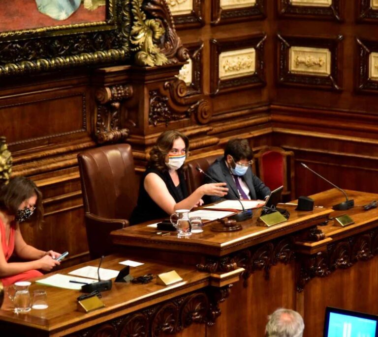 Barcelona retira la medalla de oro a Juan Carlos I y reprueba al Gobierno