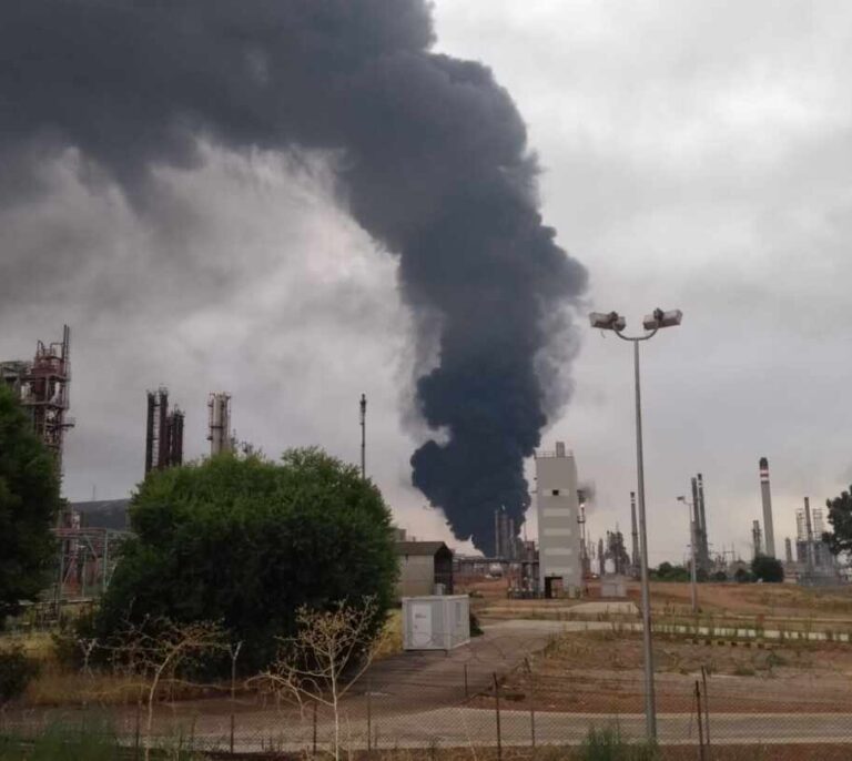 Arde un depósito de gasóil del complejo petroquímico de Puertollano tras caer un rayo