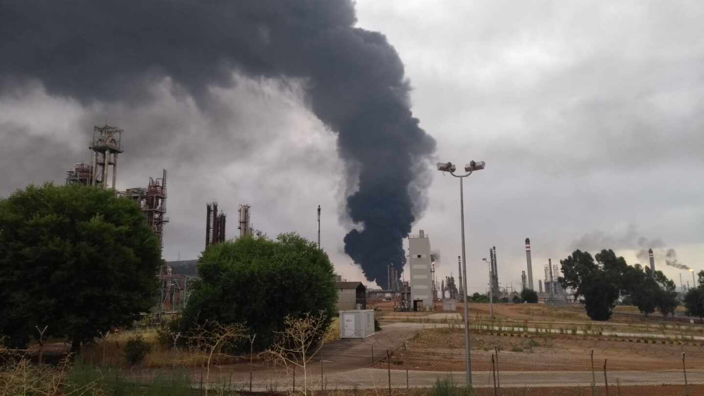 Arde un depósito de gasóil del complejo petroquímico de Puertollano tras caer un rayo