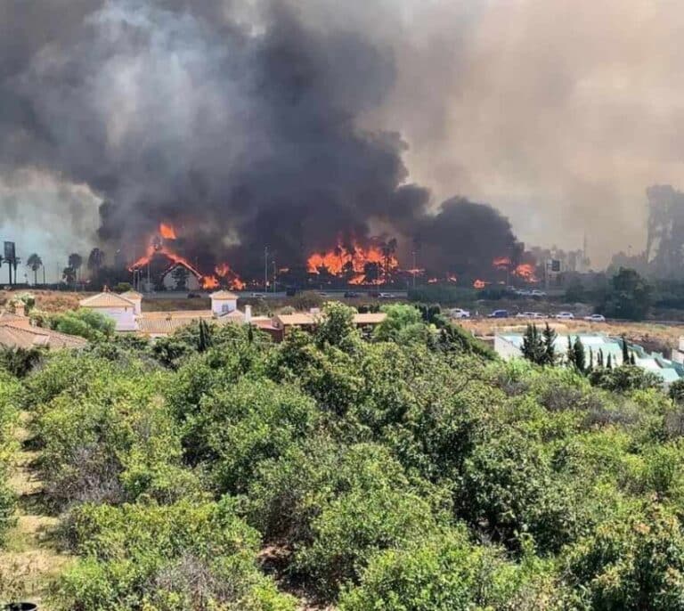 Pánico en el incendio del complejo Laguna Village de Estepona