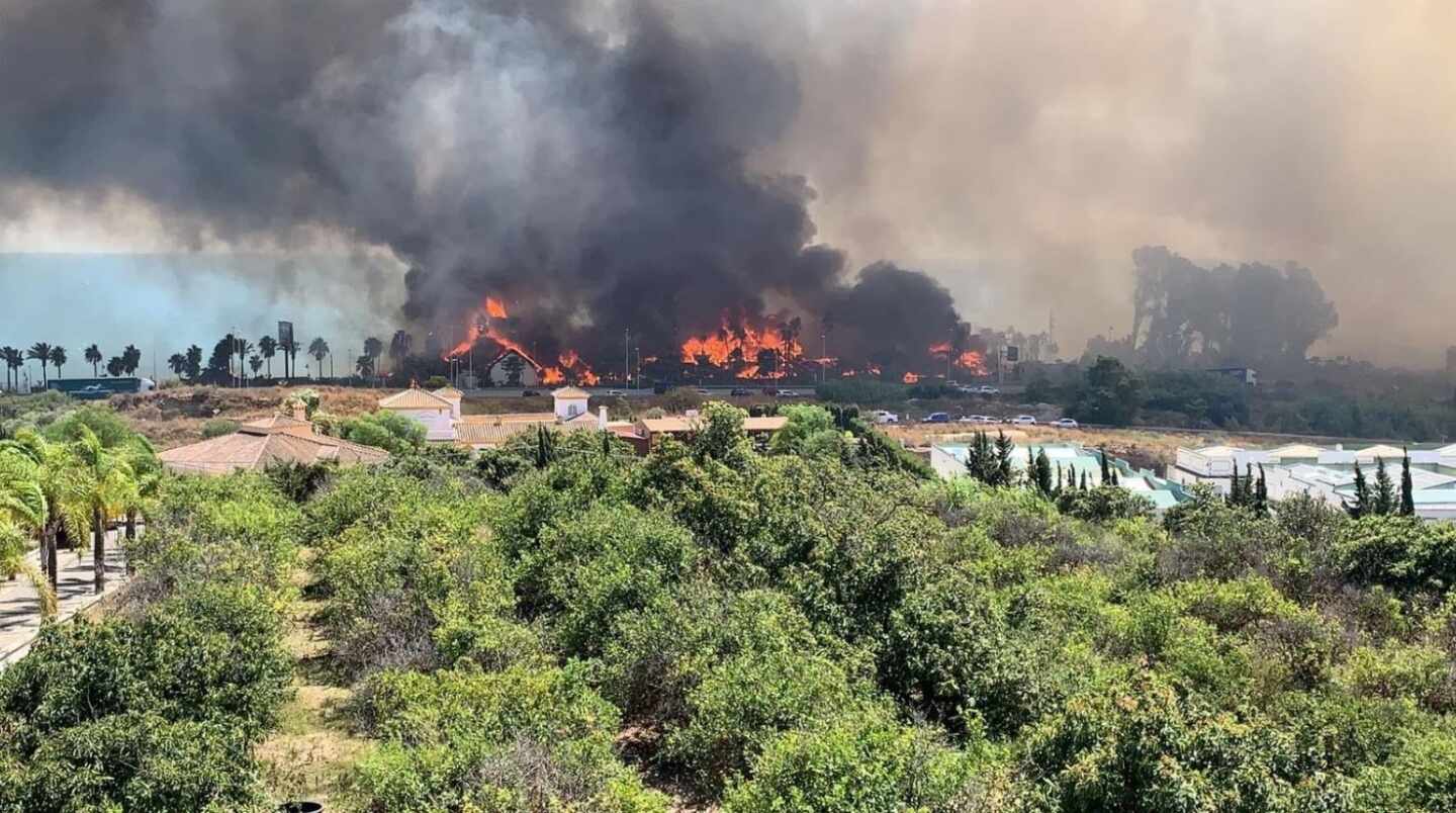 Pánico en el incendio del complejo Laguna Village de Estepona