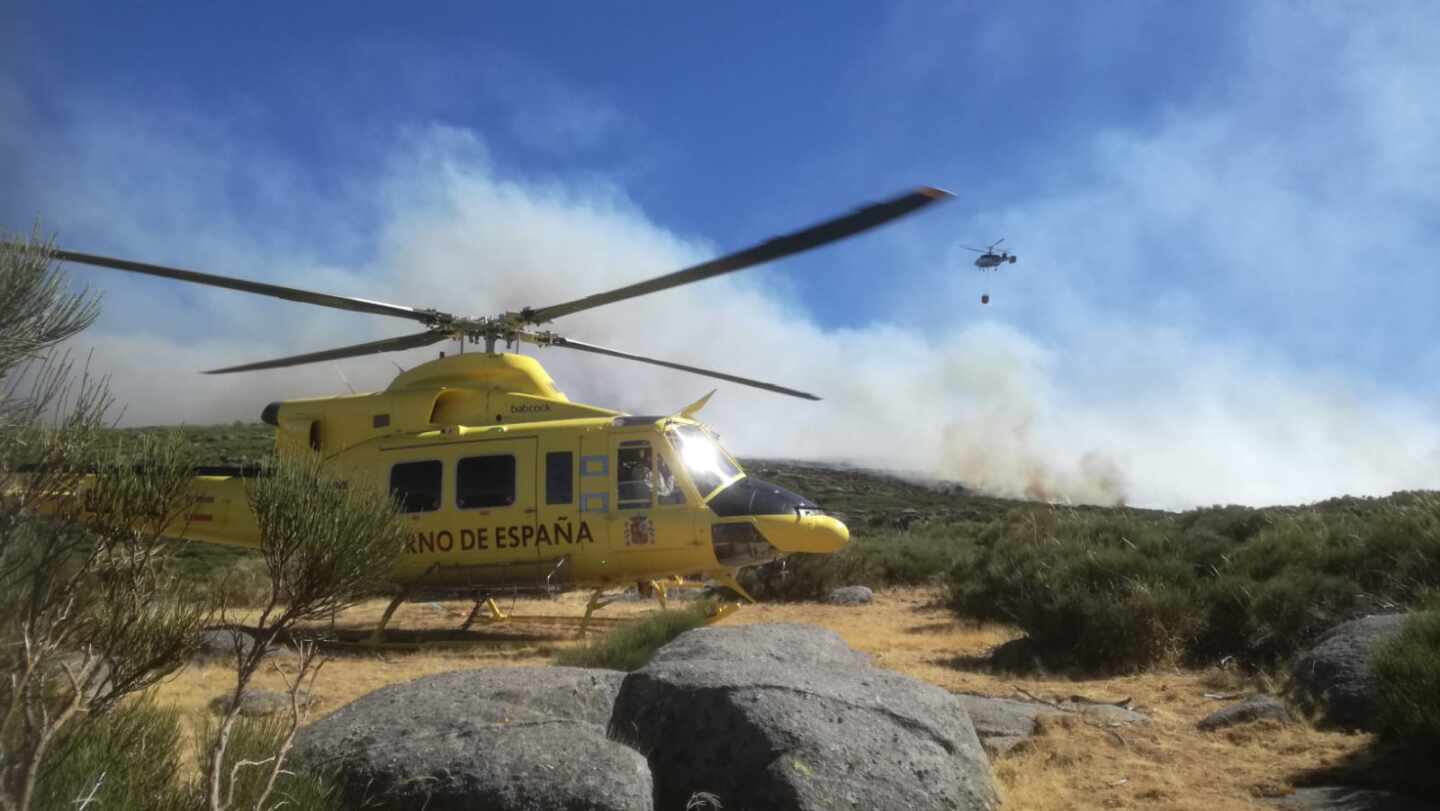 El viento complica el incendio en el Valle del Jerte